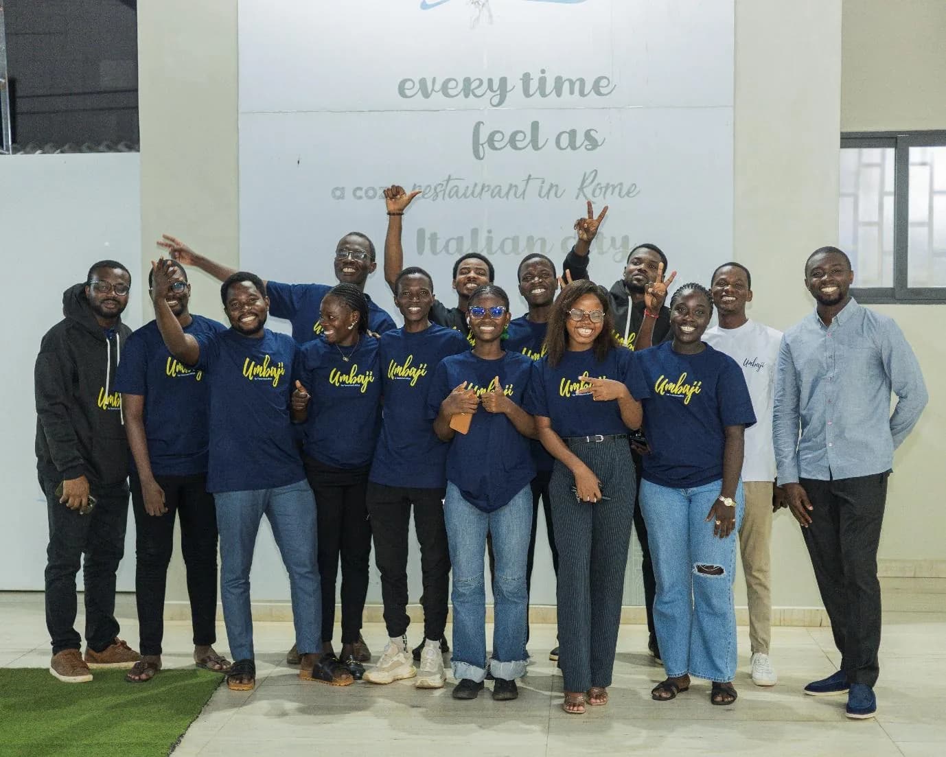 L'équipe Umbaji réunie à Lomé, en grande partie en t-shirts Umbaji bleu nuit
