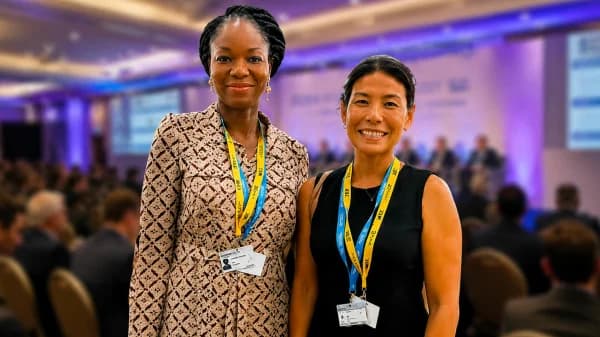 Deux participantes au partenariat Togo AI Lab et Zindi, lors d’une conférence